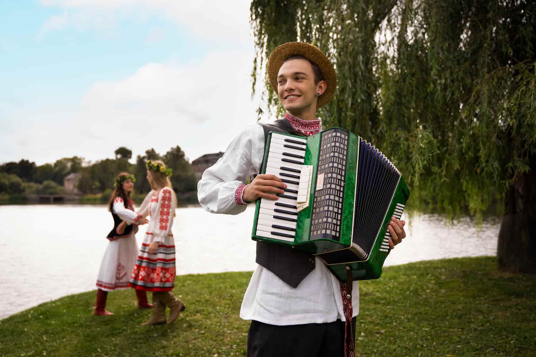 Femmes qui dansent avec un homme jouant de l'accordéon