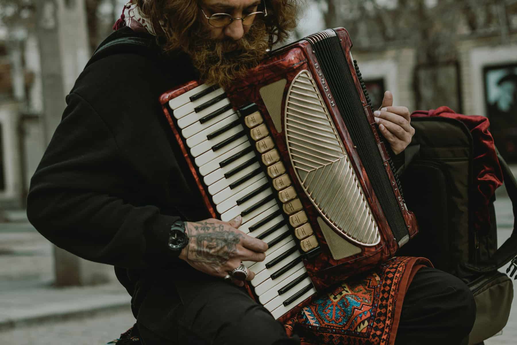 Homme jouant de l'accordéon en exterieur