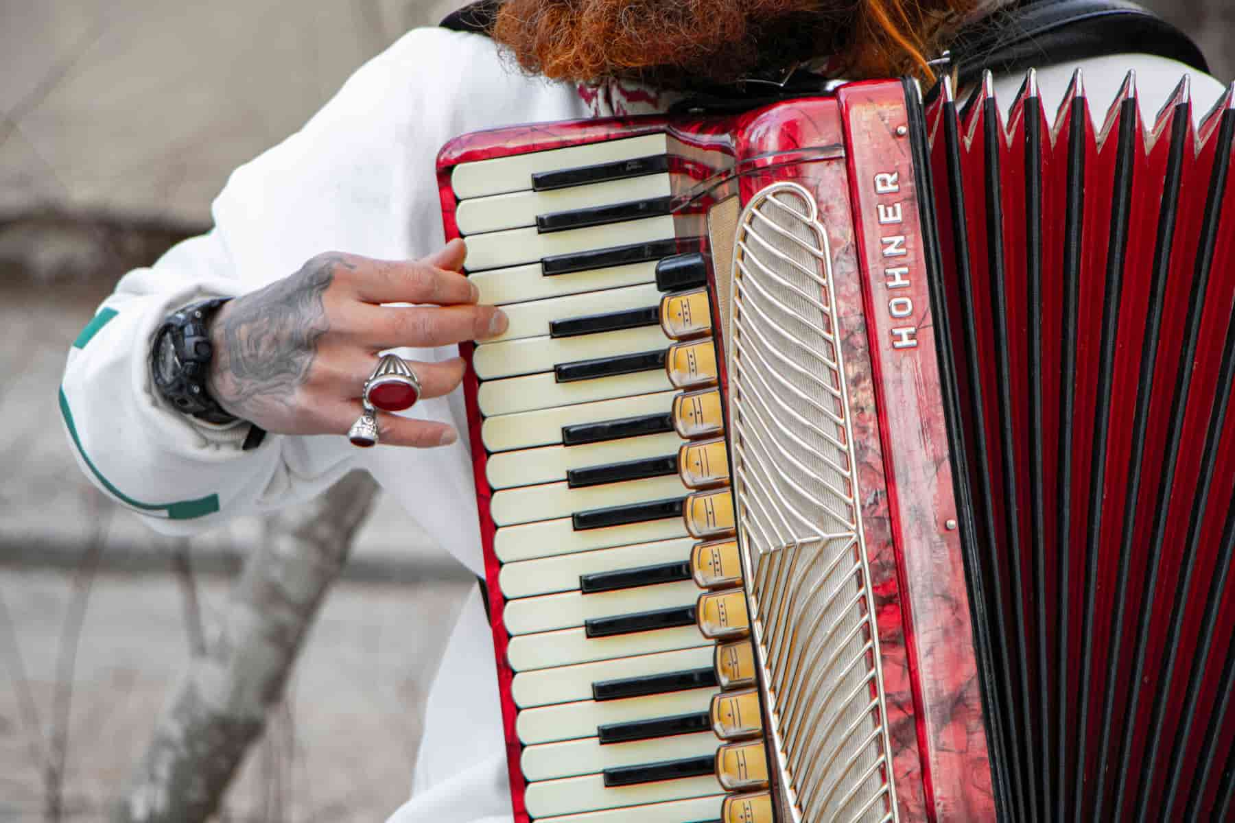 Homme jouant de l'accordéon