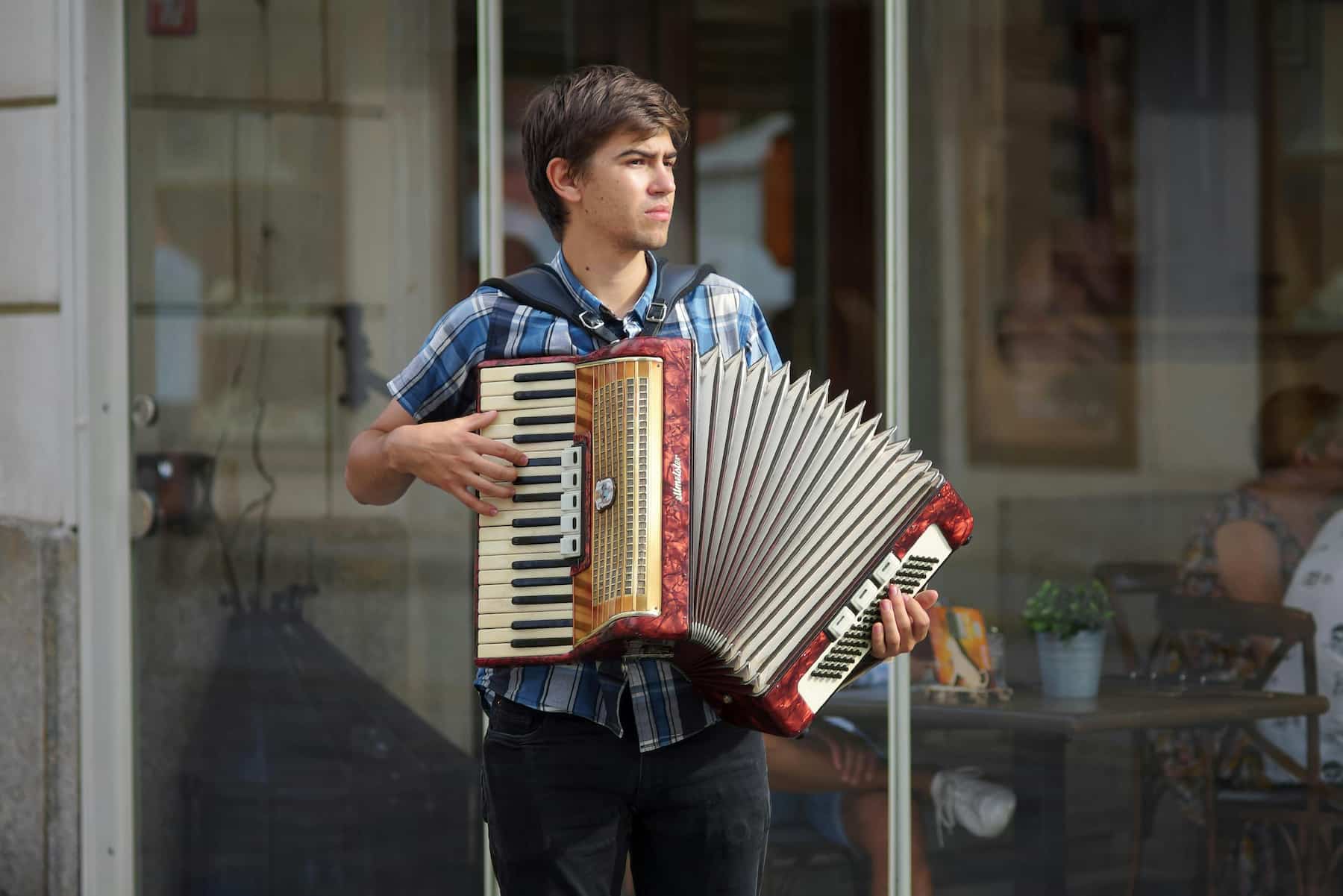 Jeune homme jouant de l'accordéon