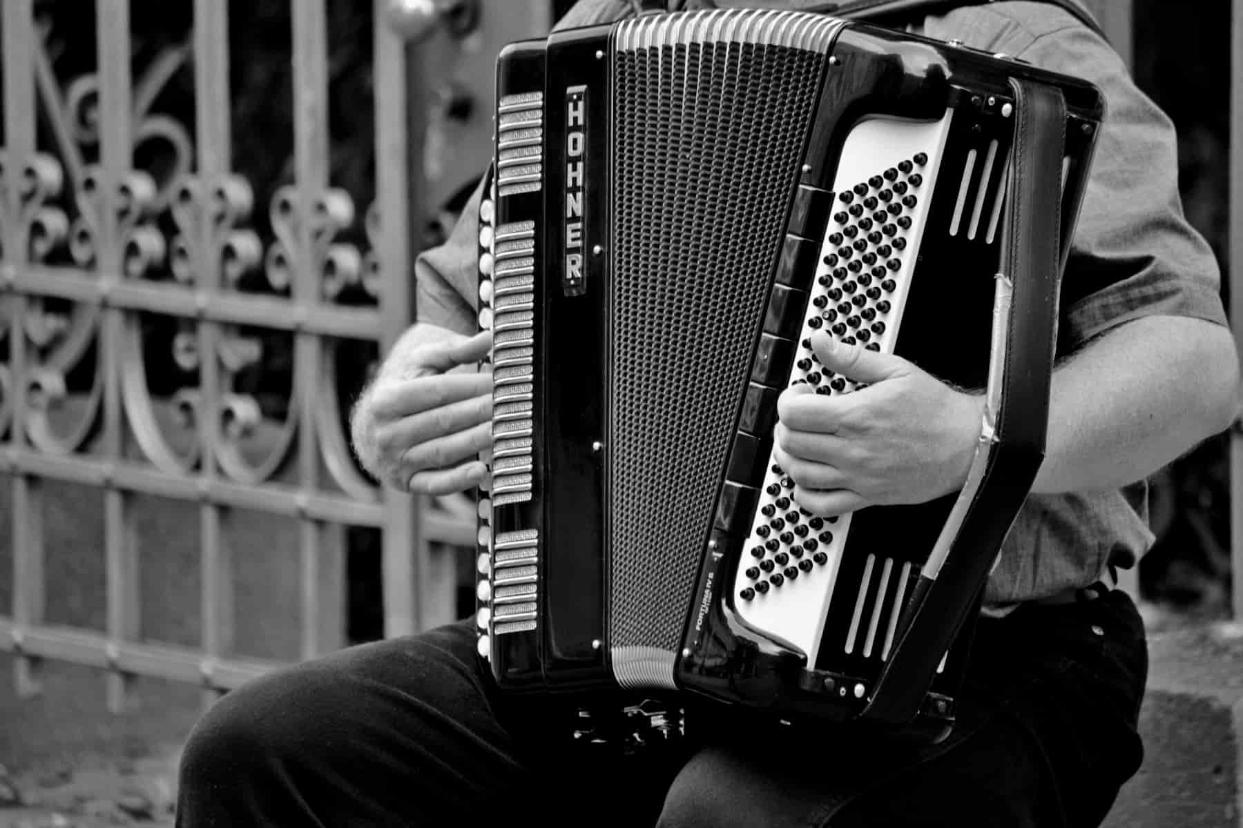 Photo en noir et blanc d'un accordéon