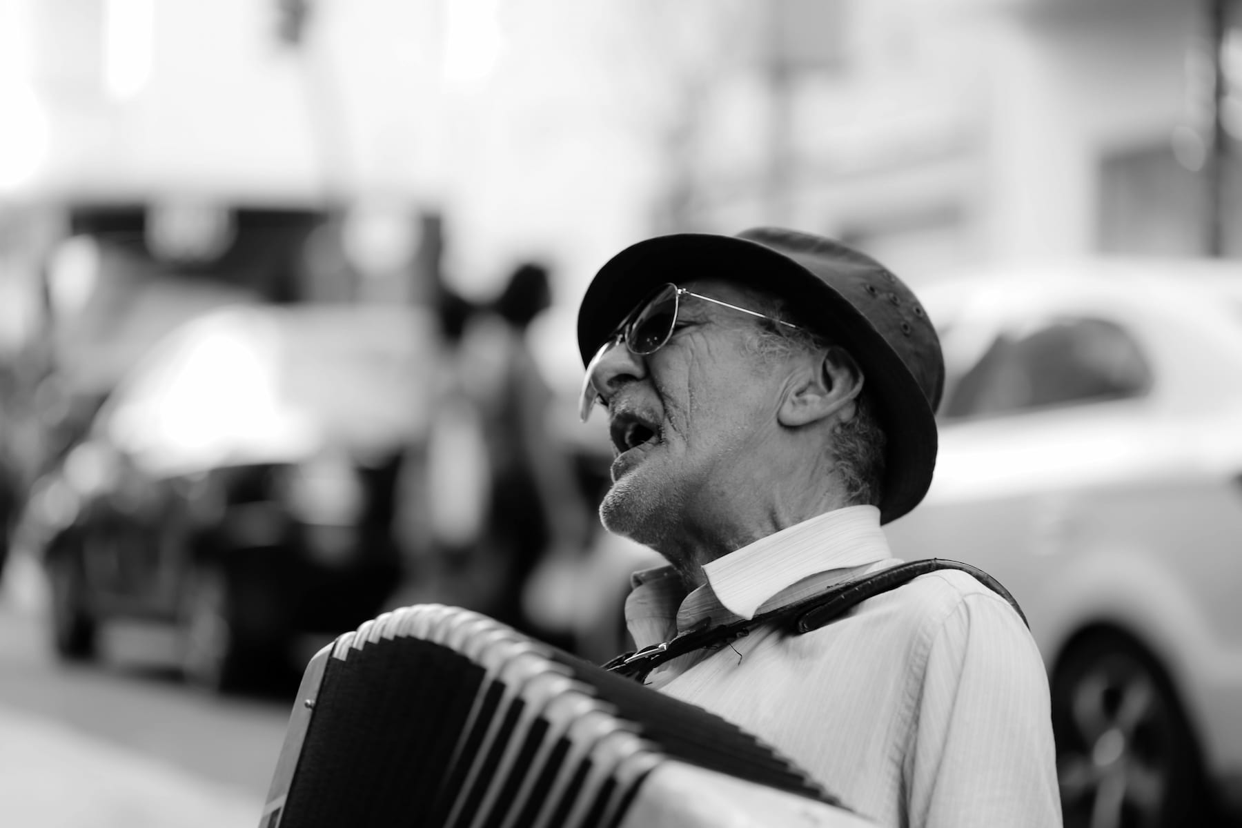 Photo en noir et blanc d'un accordeoniste