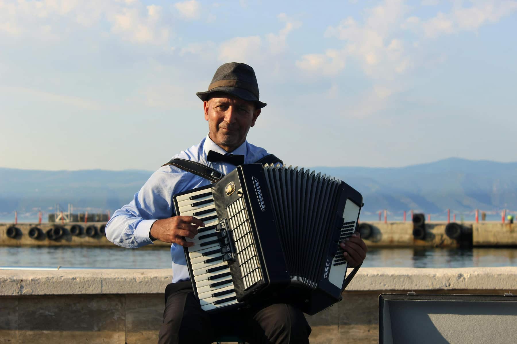 Portrait d'un homme qui joue de l'accordéon