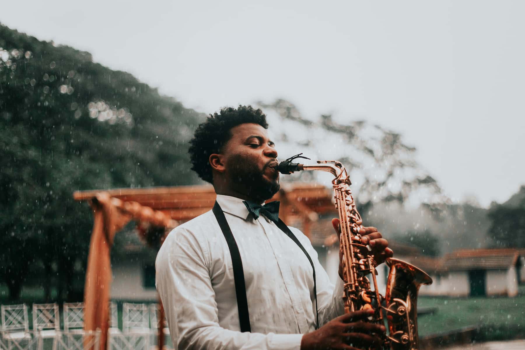 Concert d'un saxophoniste en extérieur