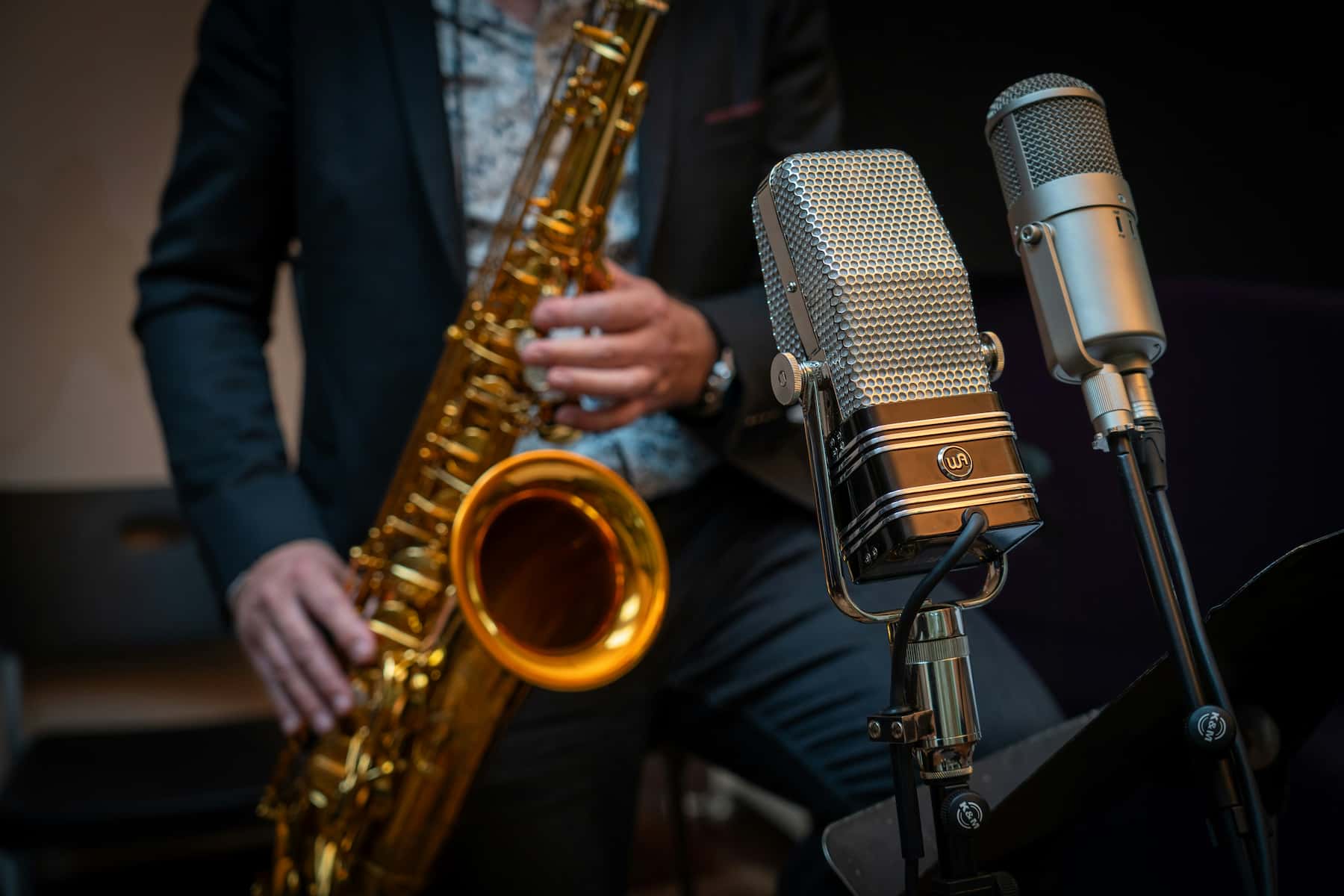 Saxophoniste devant un micro