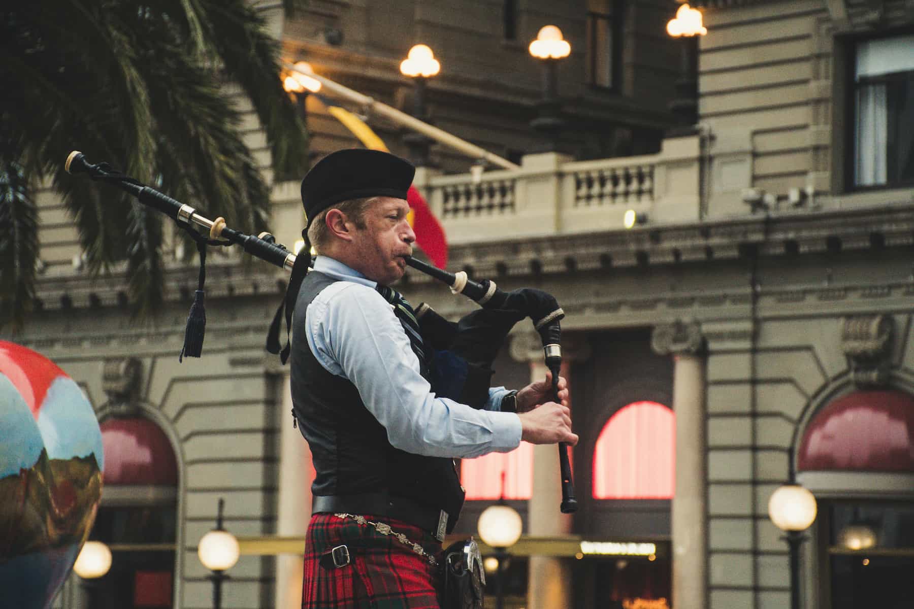 Joueur de cornemuse dans la rue