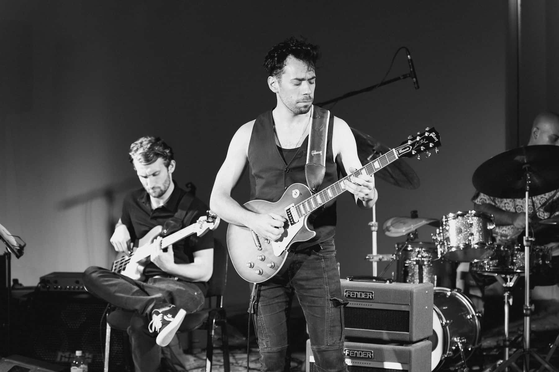 Groupe irlandais en noir et blanc