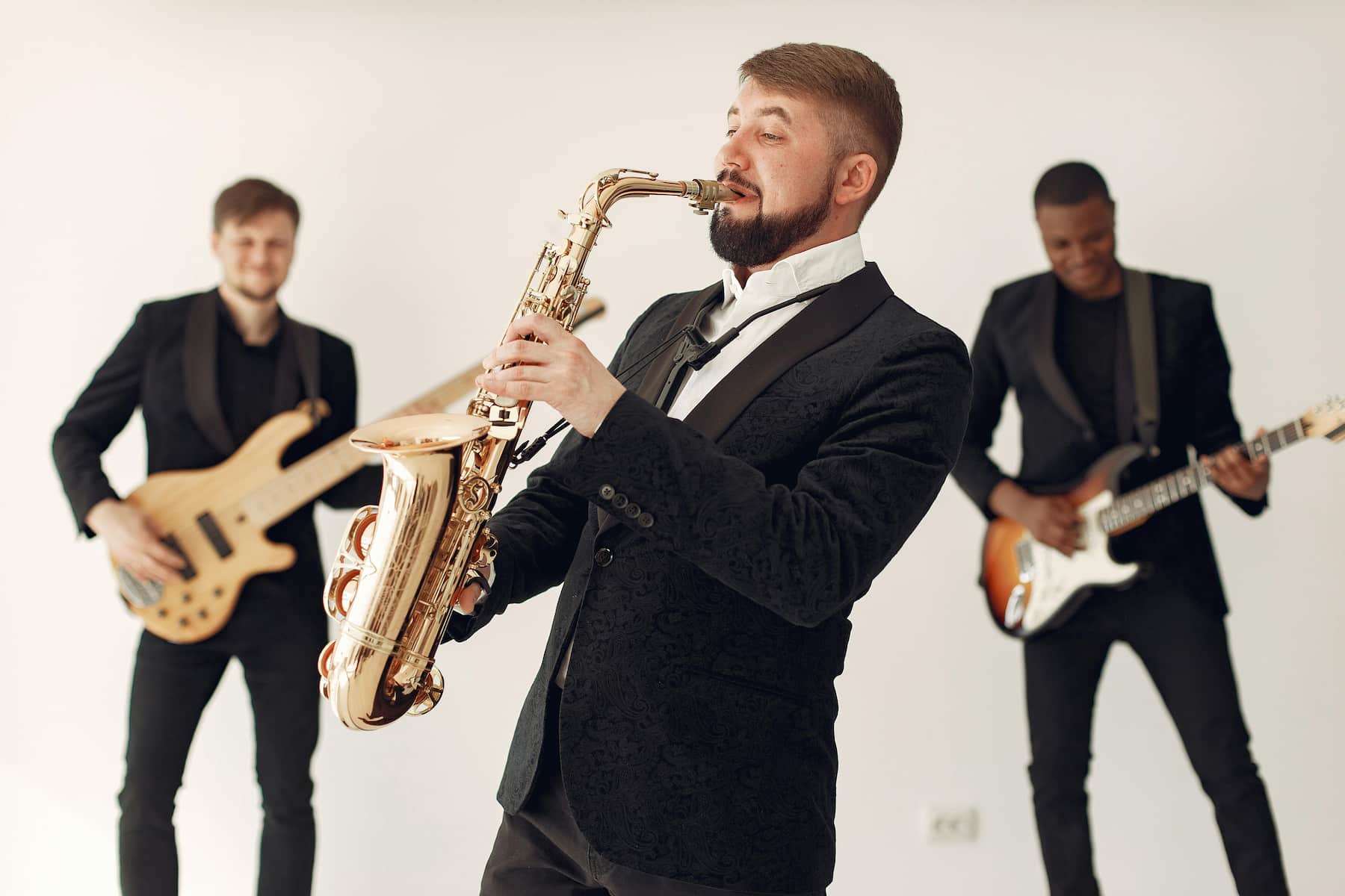 Zoom groupe jazz manouche fond blanc