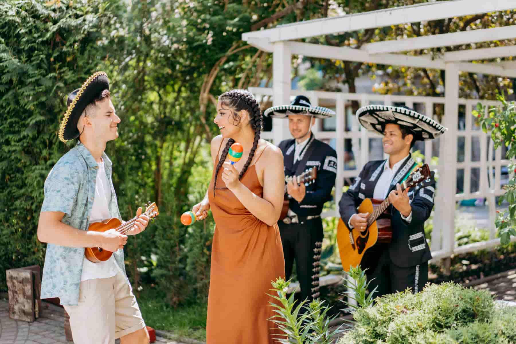 Groupe latino avec des convives