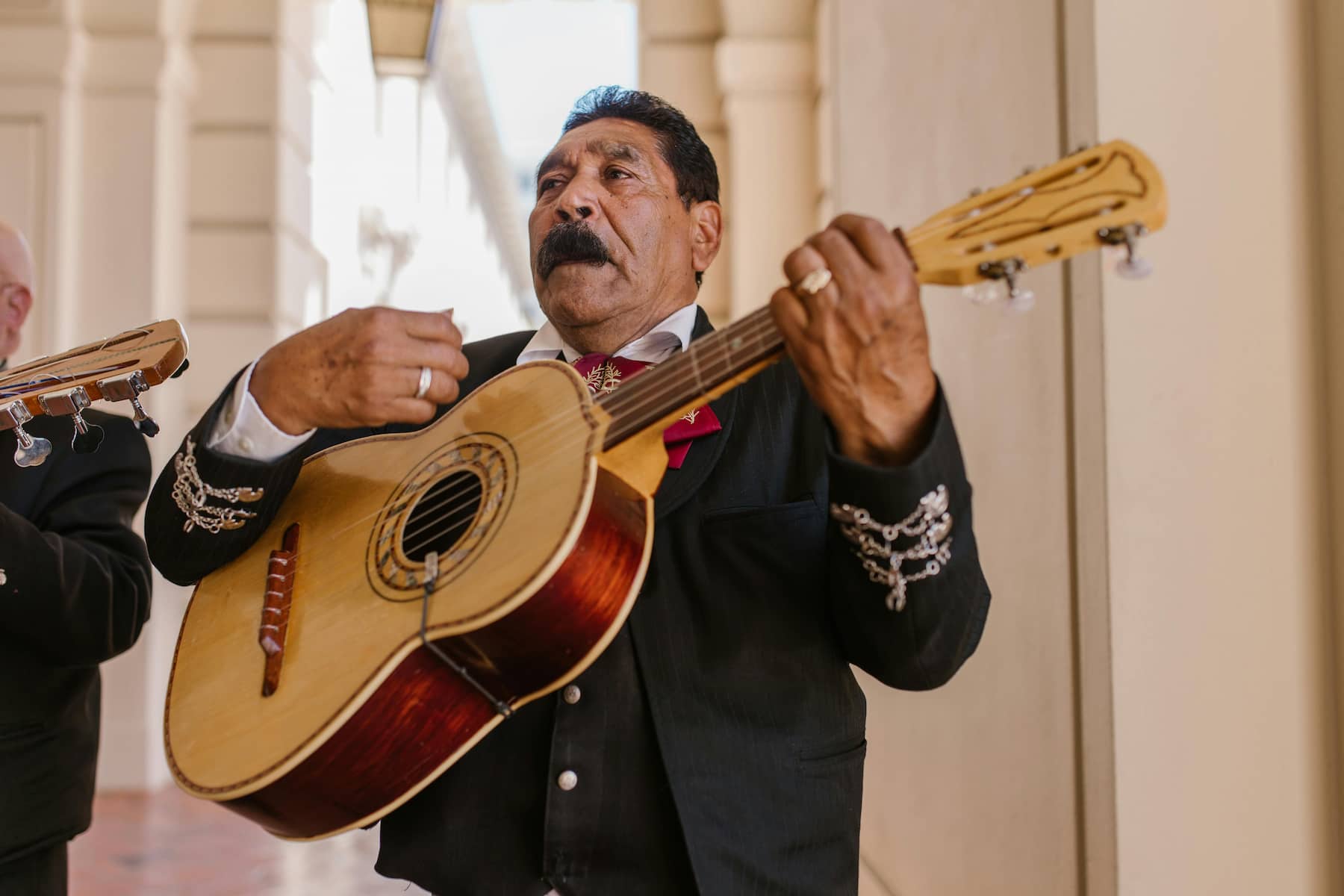Guitariste latino en action