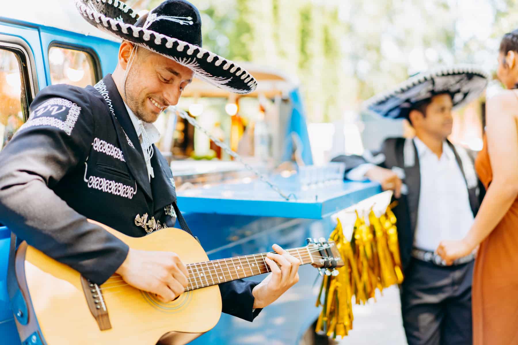 Guitariste latino en costume traditionnel