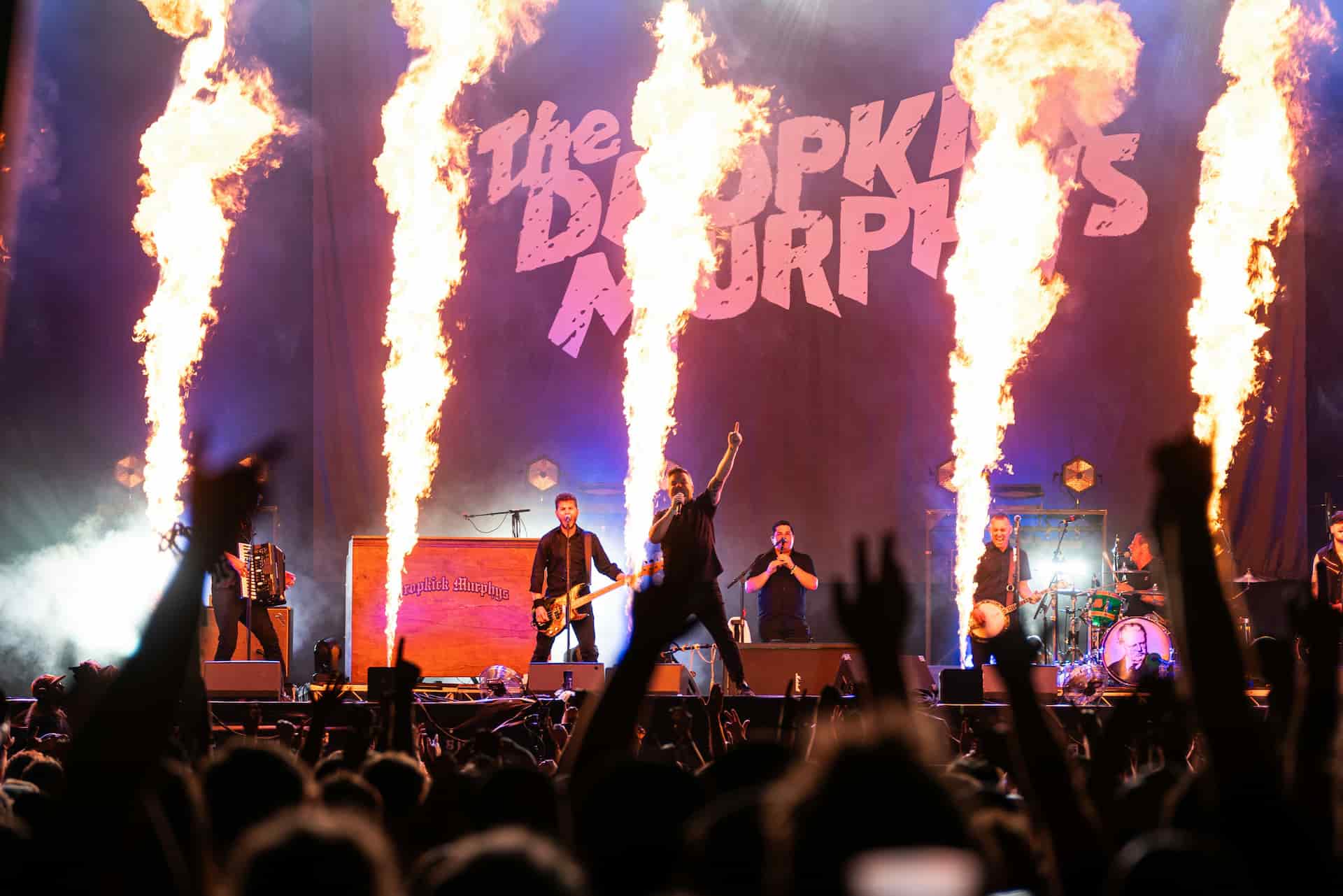 Groupe de rock sur scène avec du public