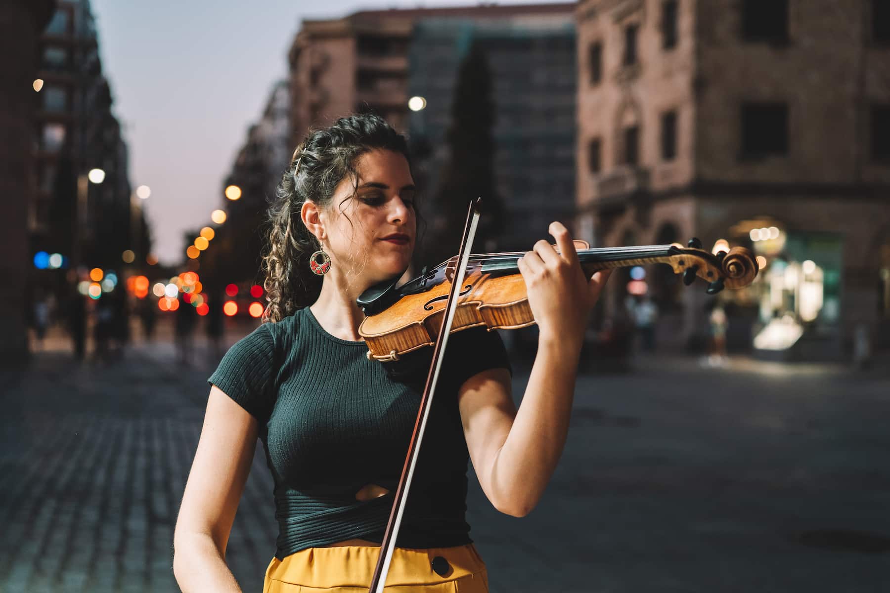 Violoniste en extérieur