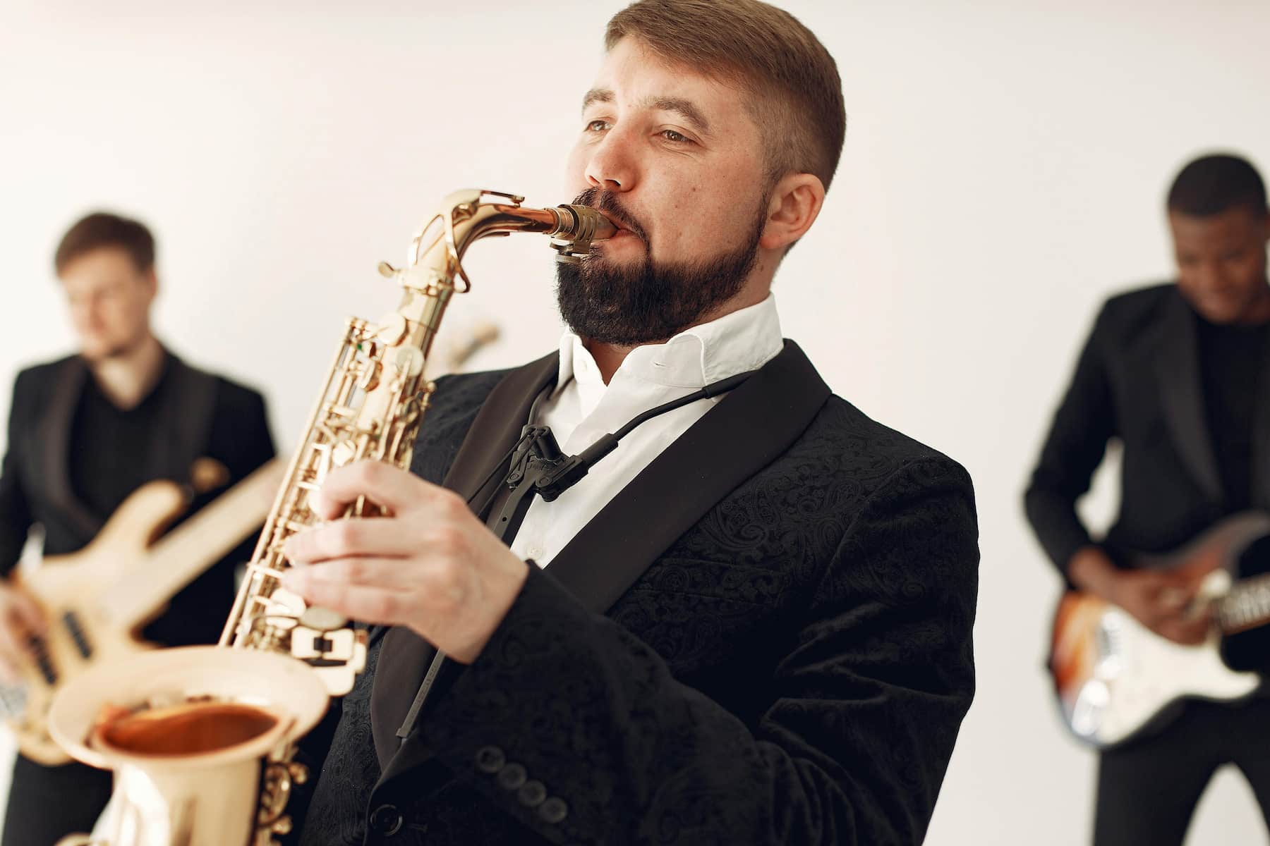 Groupe de musique avec un saxophoniste