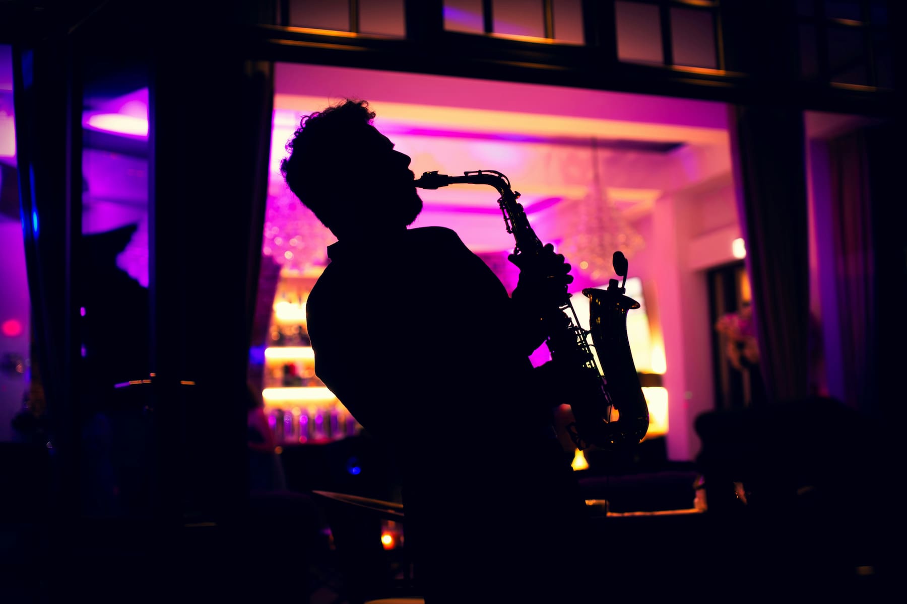 Prestation d'un homme qui joue du saxophone