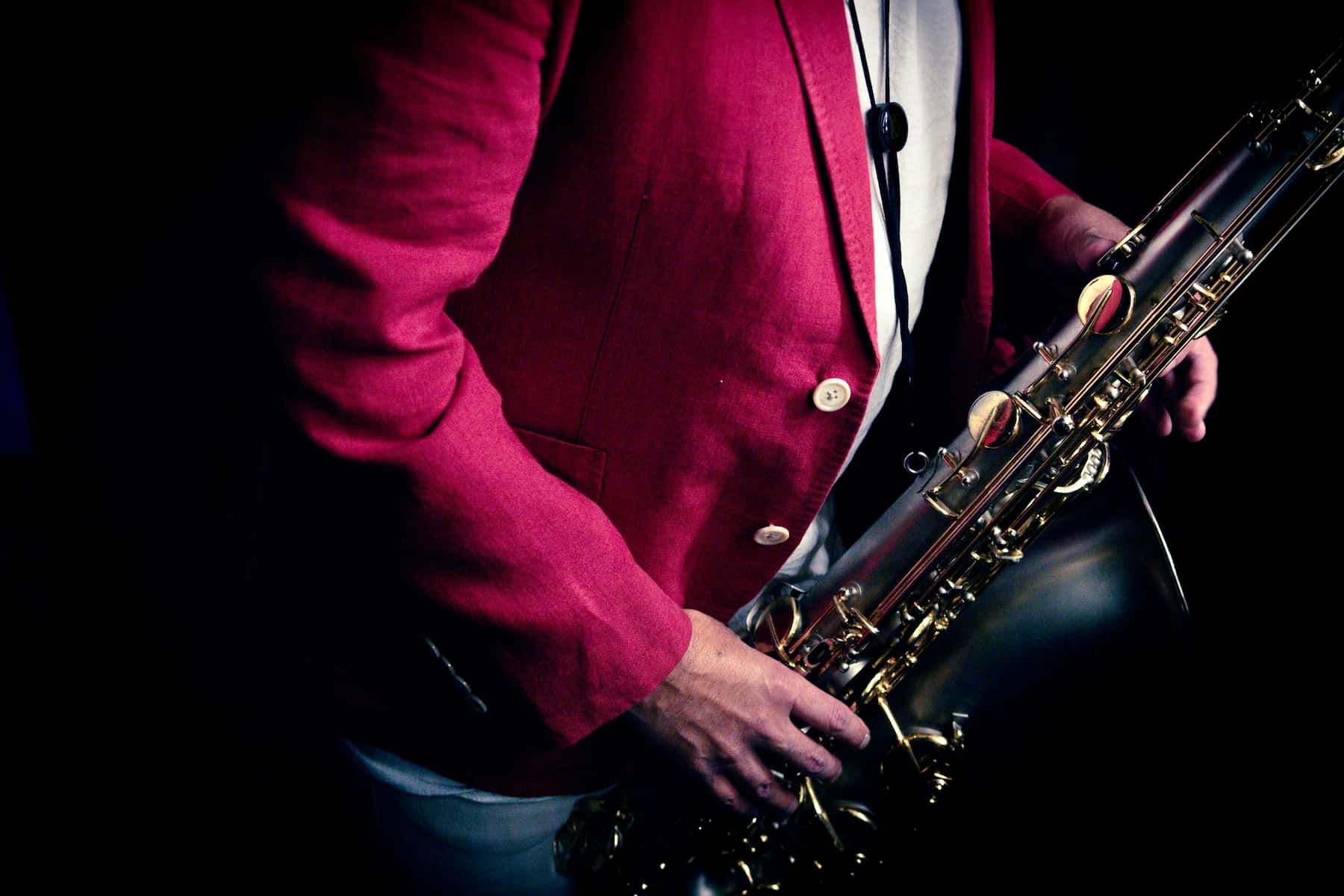 Zoom sur un homme qui joue du saxophone