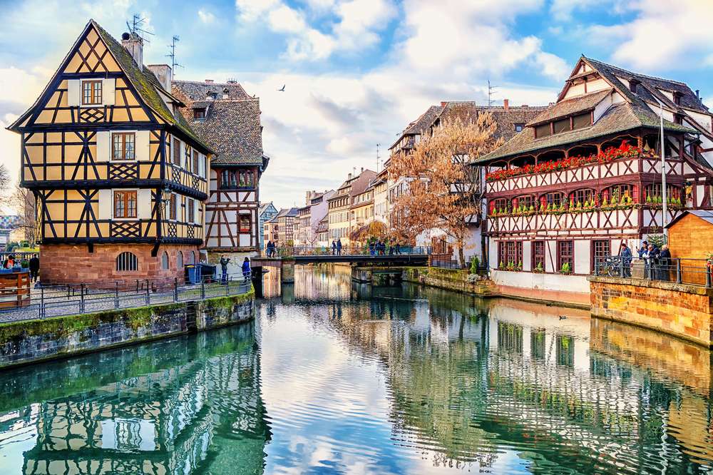 Photo des habitations bordant le Rhin dans la ville de Strasbourg en région Grand-Est.
