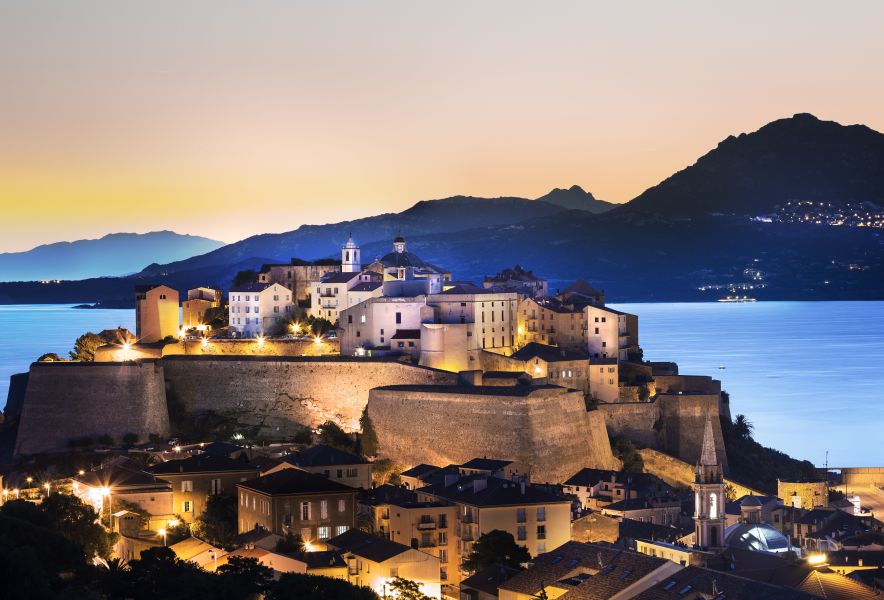 Photo de la citée fortifiée de Calvi en Corse.