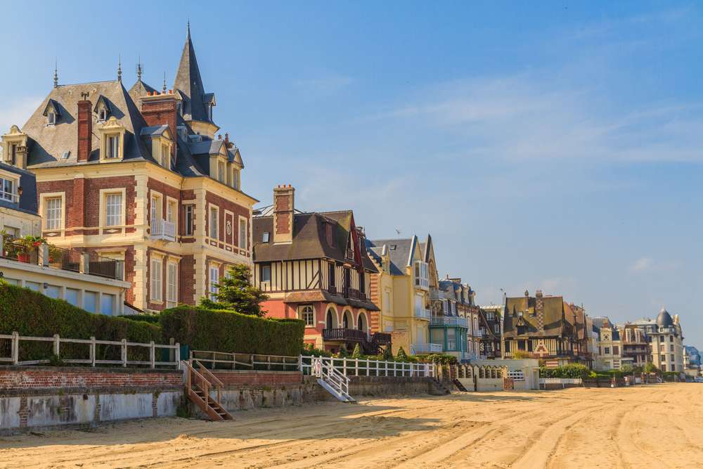 Photo d'habitations bordant les plages de Normandie.