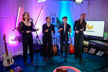 Une chorale qui effectue une prestation musicale.