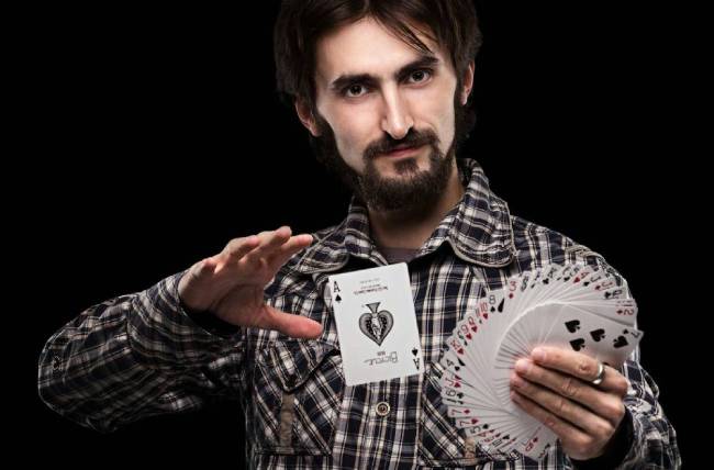 Magicien effectuant un tour de magie avec des cartes à jouer